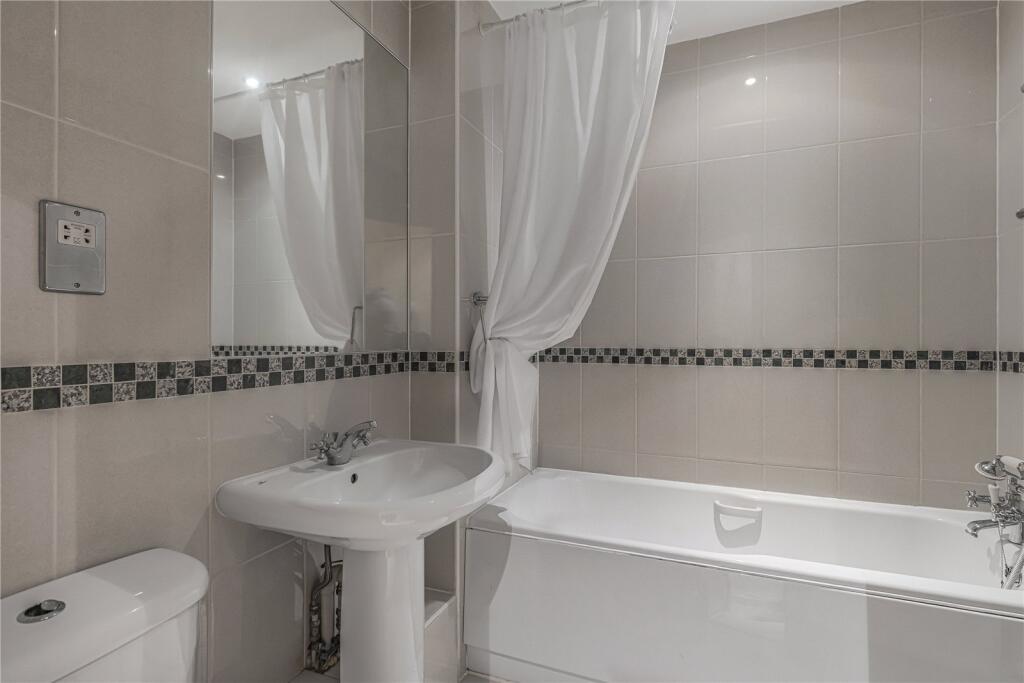 Apartment in London, Royal Borough of Kensington and Chelsea - More
