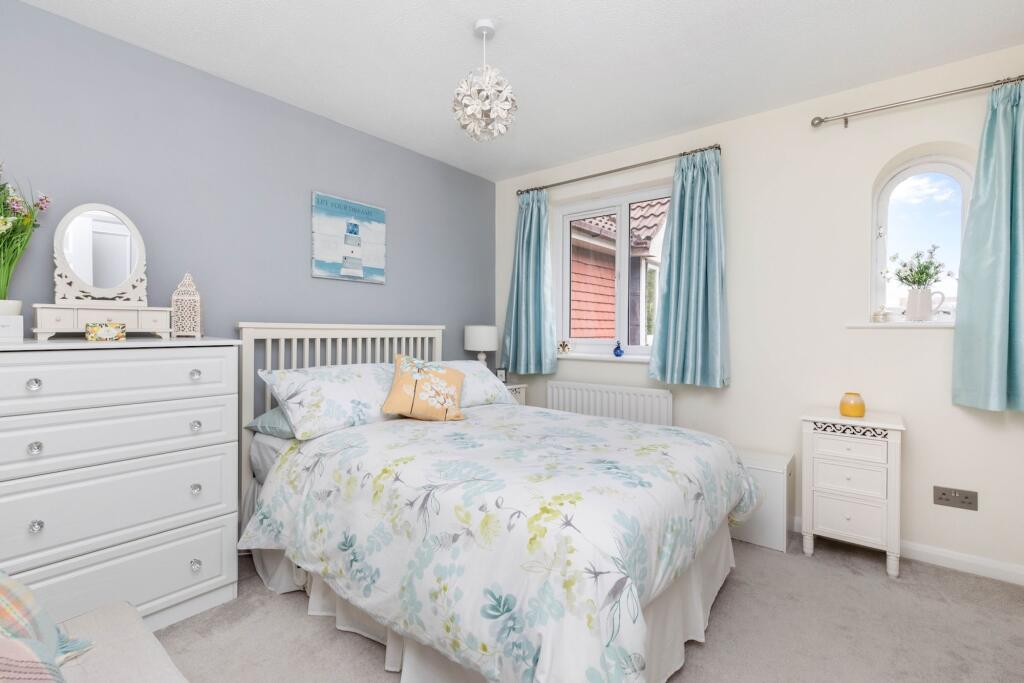 House in Horsham, Roffey, North Horsham - More