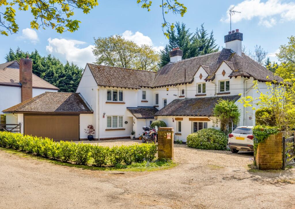 Main image of property: The Crest, Oaklands, Welwyn, Hertfordshire, AL6