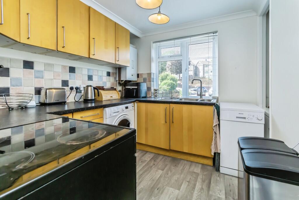 Apartment in Tandridge, Caterham Valley - View 5