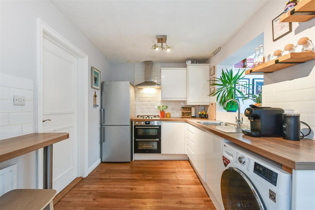Woodfield Close, Tangmere, Chichester photo 4