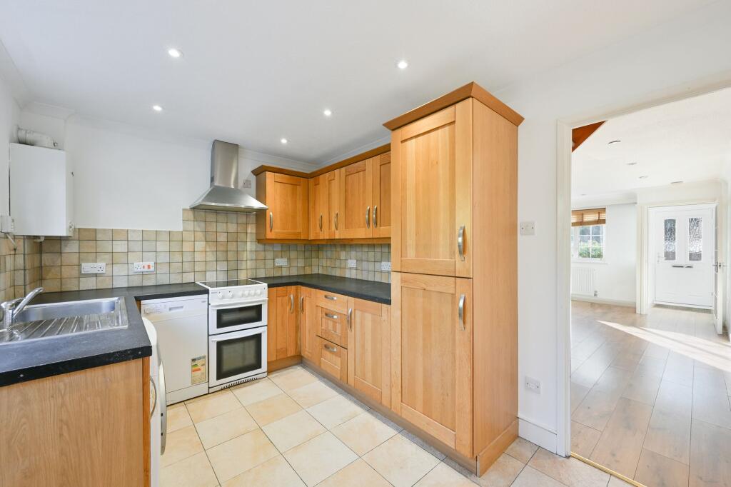 House in Epsom and Ewell, Epsom - More