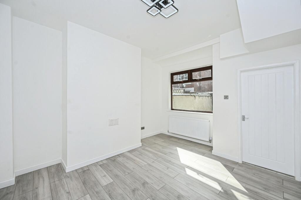 House in St Helens, Wargrave - View 4