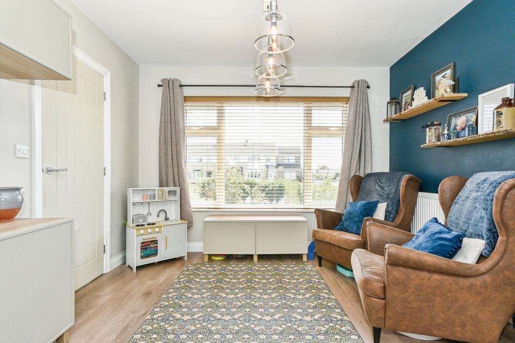 Blakeney Avenue - Nythe, Swindon, SN3 photo 3