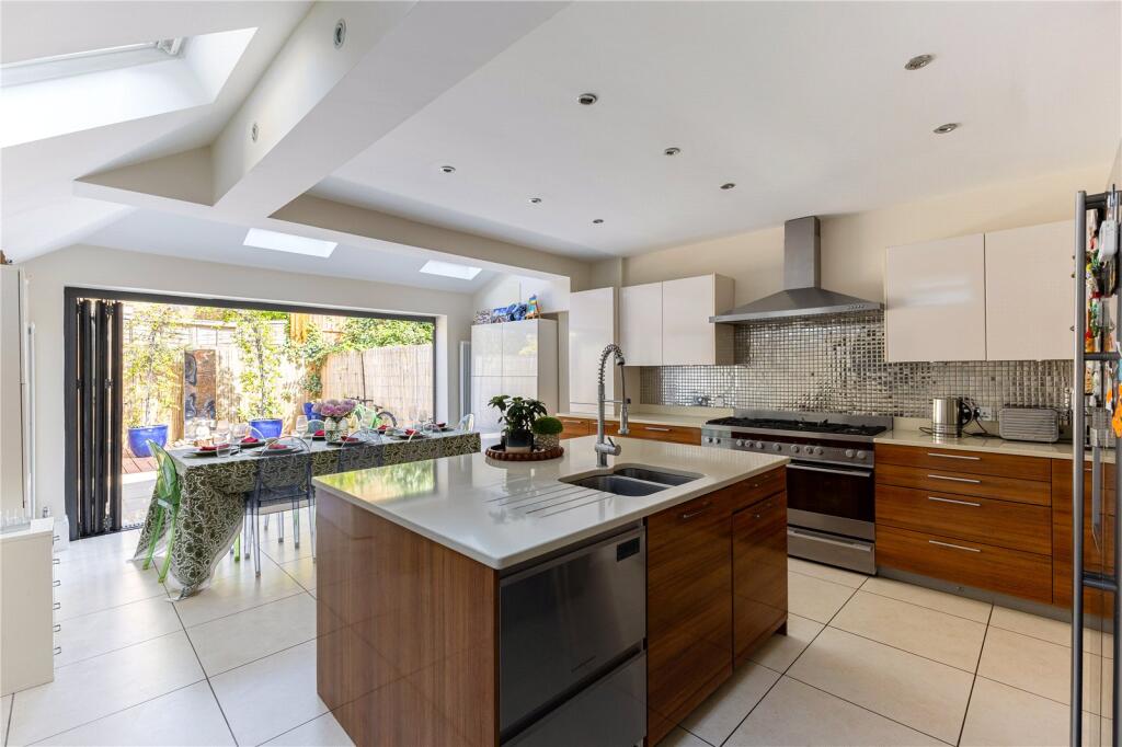 House in London - View 2
