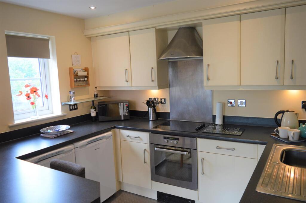 Apartment in Cardiff, Llanishen - View 4