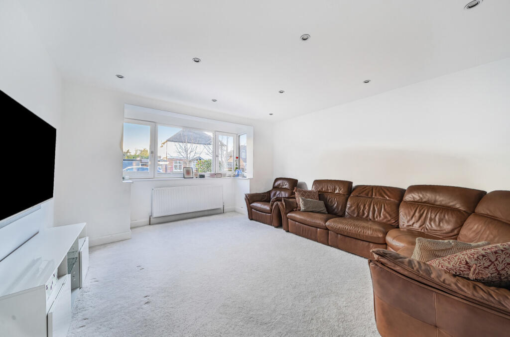 Glebe Road, Staines, Surrey, TW18 photo 2