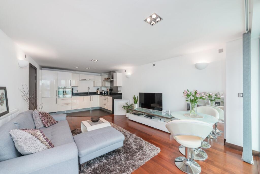 Apartment in London, York Road Estate, Battersea - More