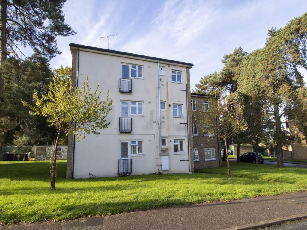 2-bed flat on Grove Mead, Hatfield, Hertfordshire, £185,000