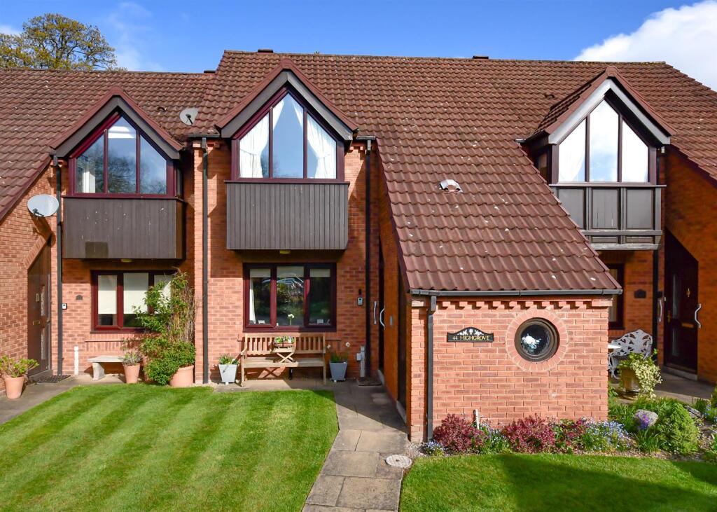 Main image of property: 44 Highgrove, Tettenhall, Wolverhampton, WV6 8LQ