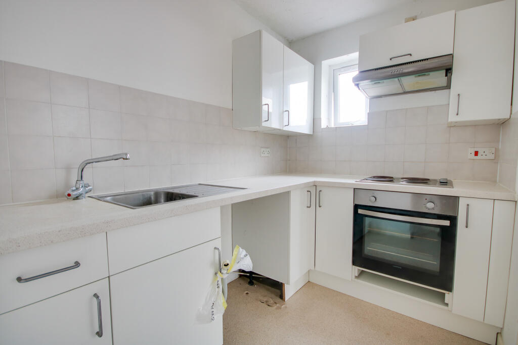 One Bedroom Flat! No Forward Chain! Long Lease! photo 2
