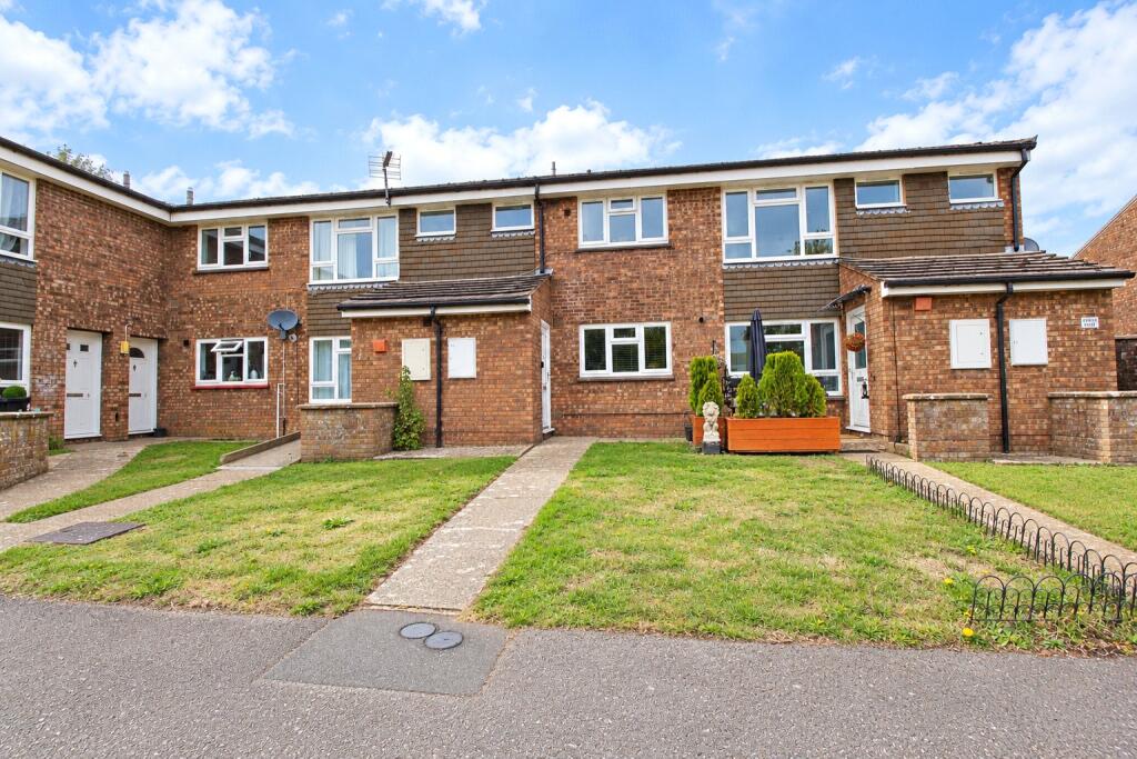2-bed flat on Geales Crescent, Alton, Hampshire, GU34, £150,000