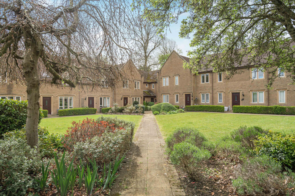 2-bed flat on The Quadrangle, Bicester, OX26, £280,000