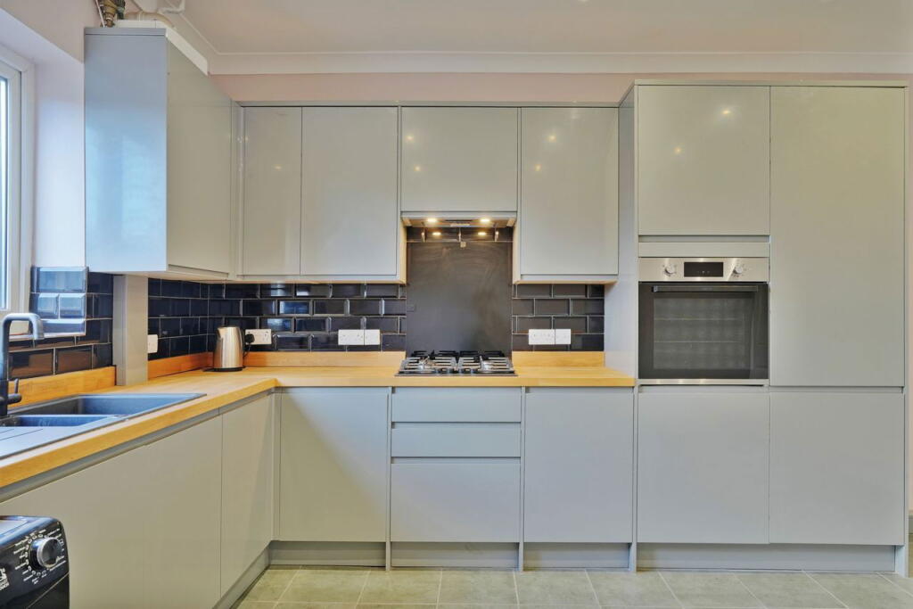House in Rotherham, Thrybergh - View 2