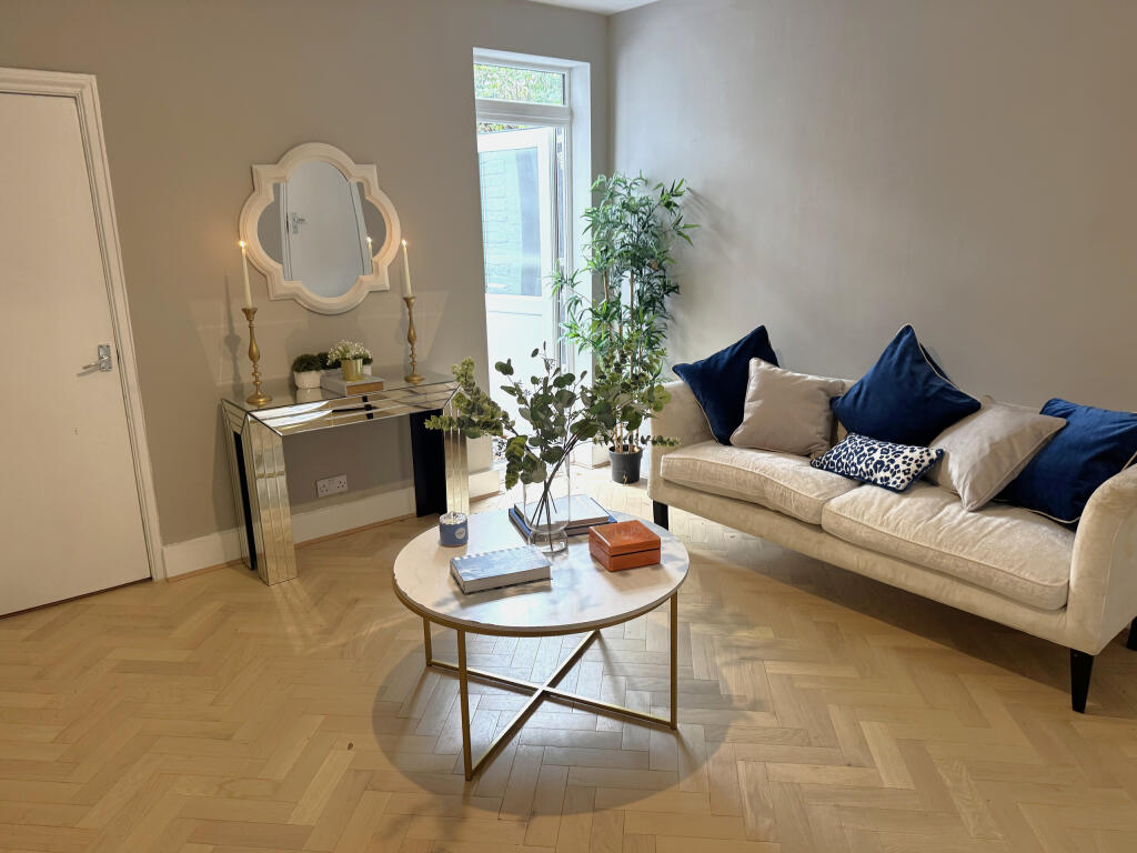 Parish Lane, London photo 2