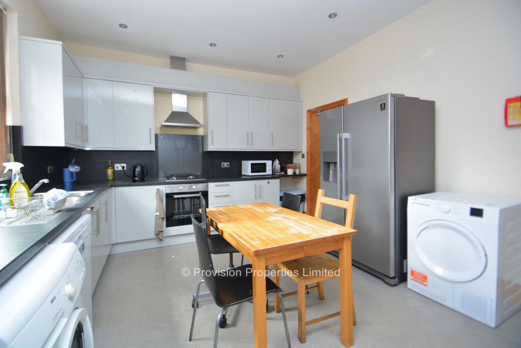 6 bedroom terraced house for rent