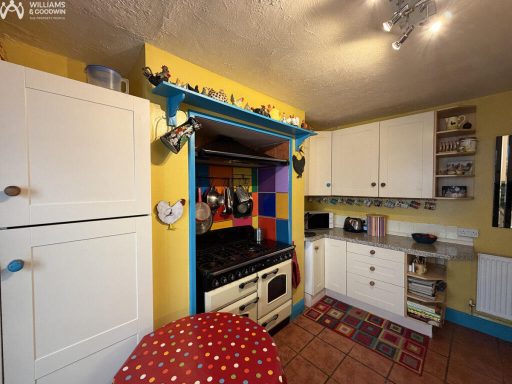 House in Bangor, Garth - More