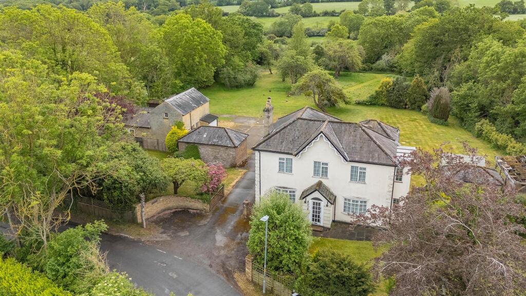 5-bed detached on Halstead Hill, Goffs Oak, Waltham Cross, £1,425,000