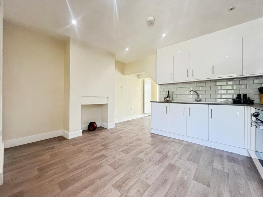 House in Waverley, Badshot Lea, Farnham - View 5