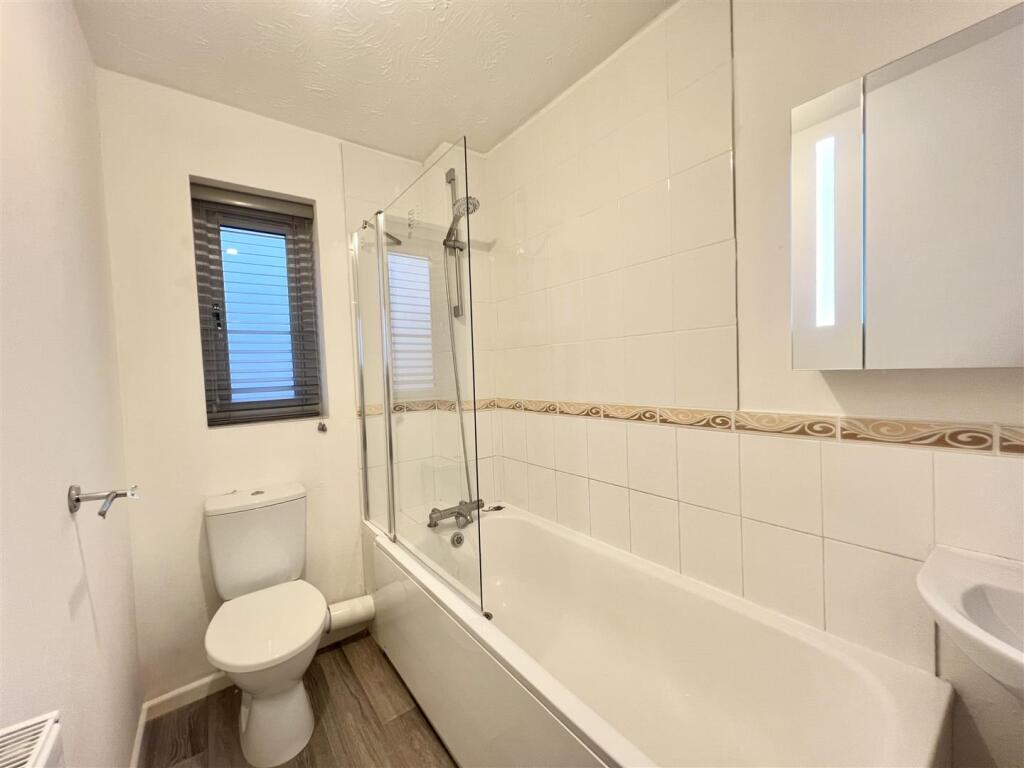 House in Bristol, Longwell Green, Oldland - More