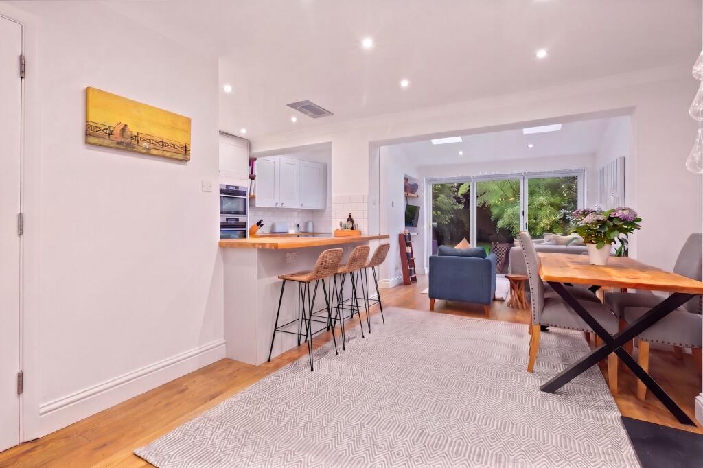 Milbourne Lane, Esher, KT10 photo 2