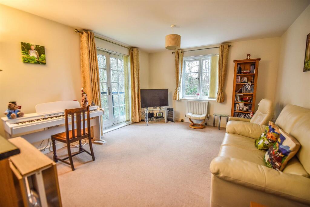 Apartment in Stroud, Cam - View 2