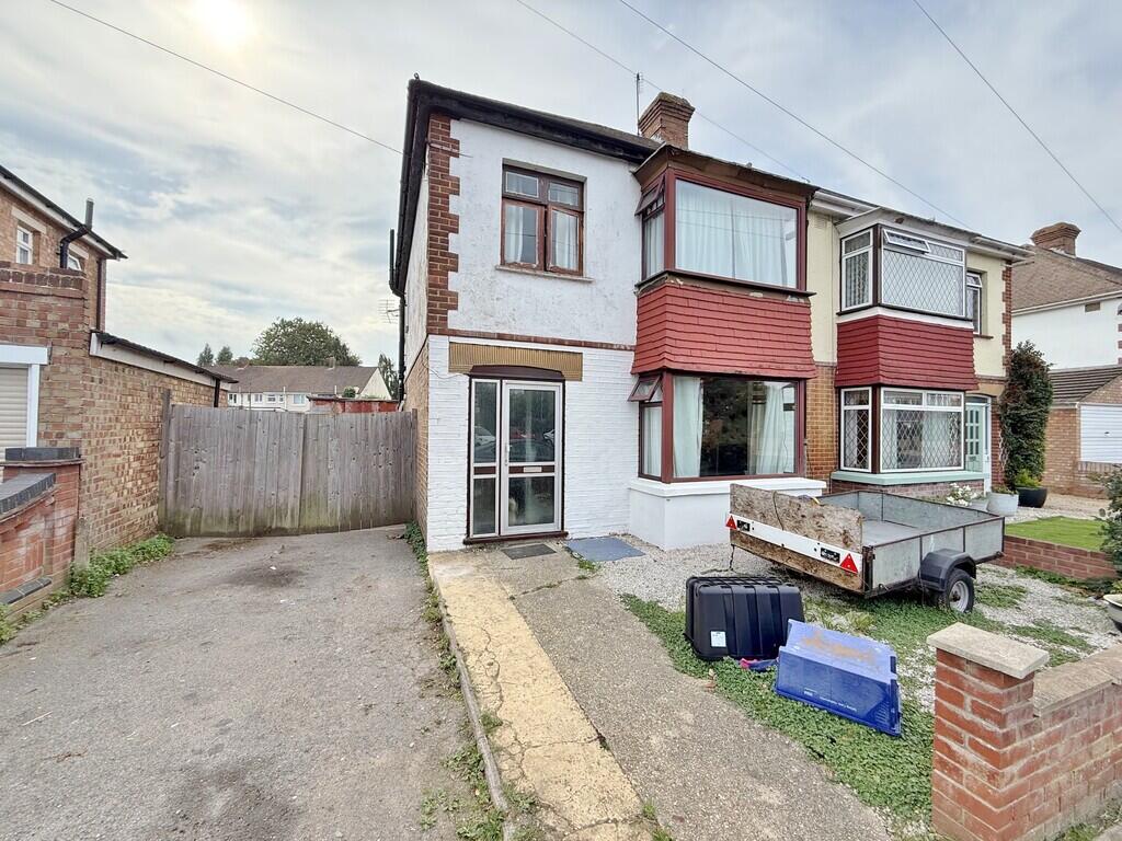 3-bed semi-detached on Old Manor Way, Drayton, £340,000