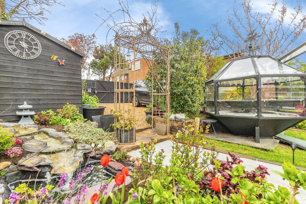 Main image of property: Hart Lane, Round Green, Luton, LU2