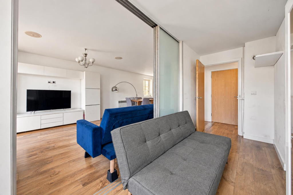 Apartment in Southall - View 5