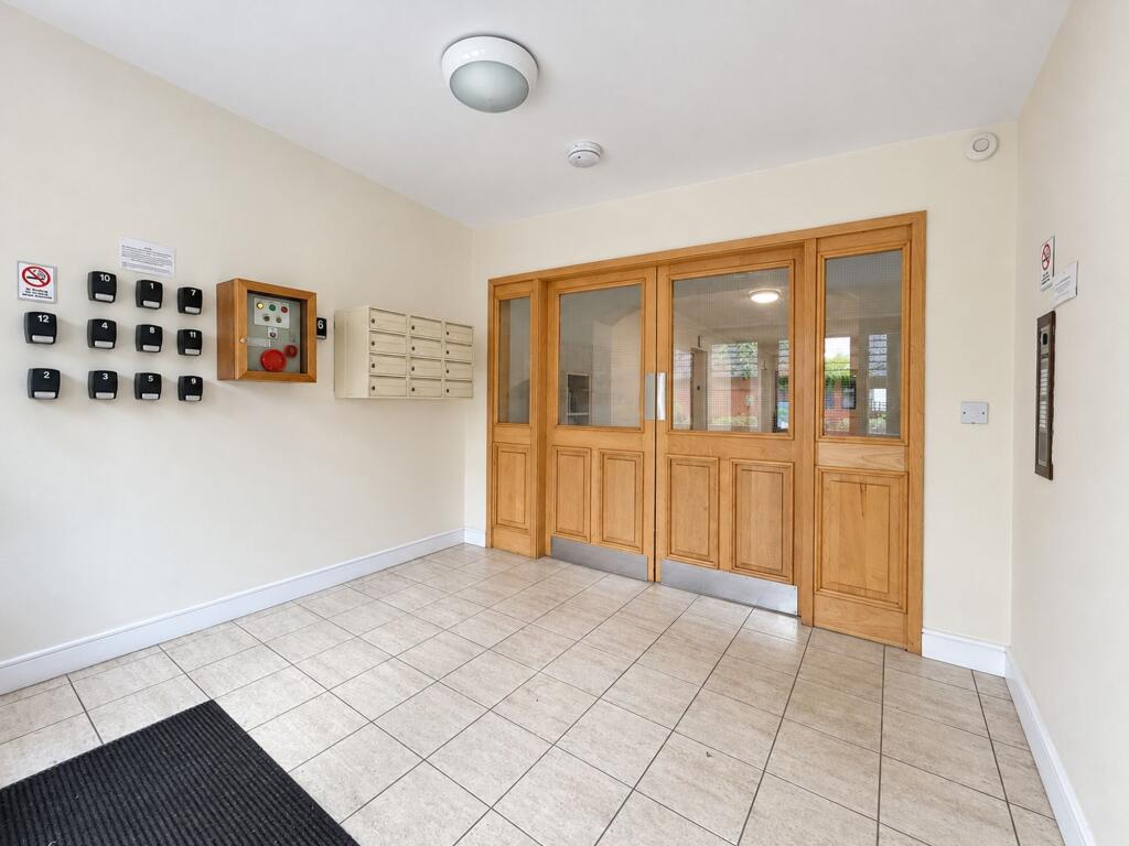Apartment in Prenton, Noctorum - More
