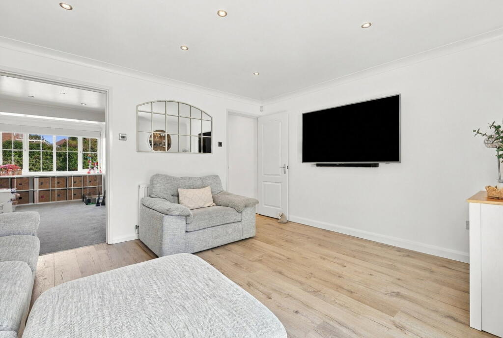House in Basildon, Wickford - View 5
