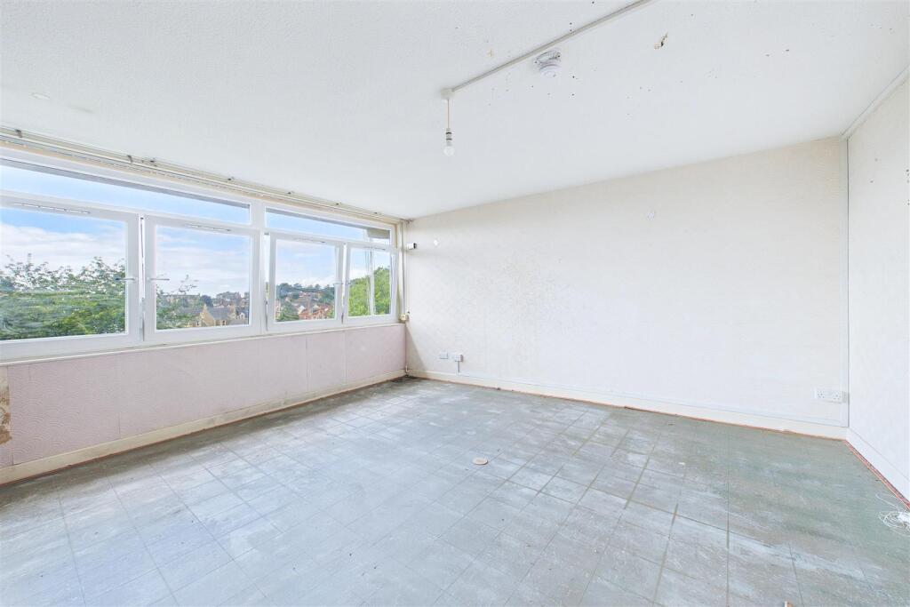 Spacious flat in prime central Clevedon photo 2