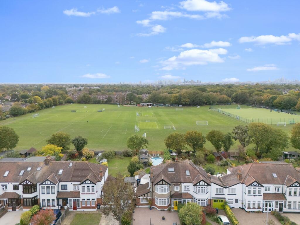 Cheyne Avenue, South Woodford, E18 photo 3