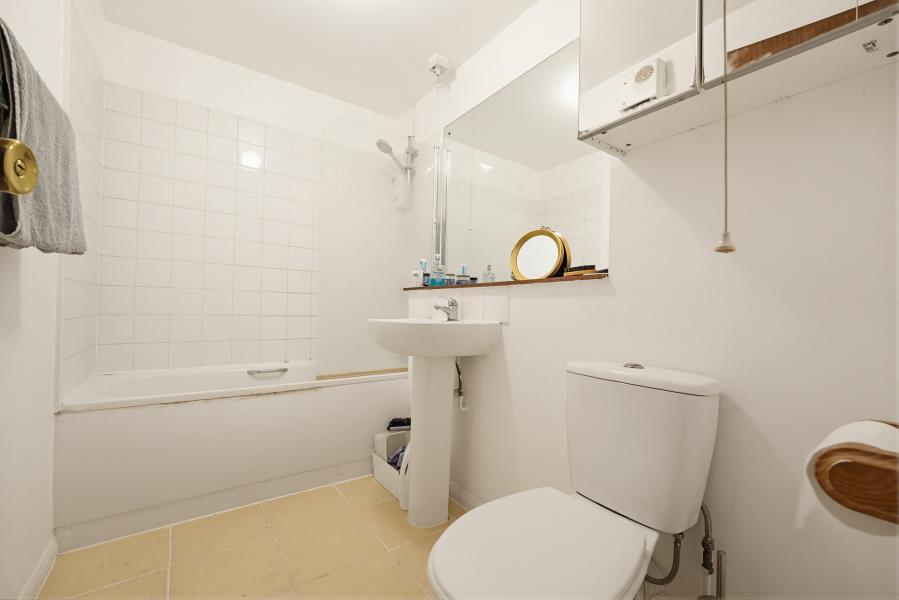 Apartment in London, London Borough of Brent - View 6