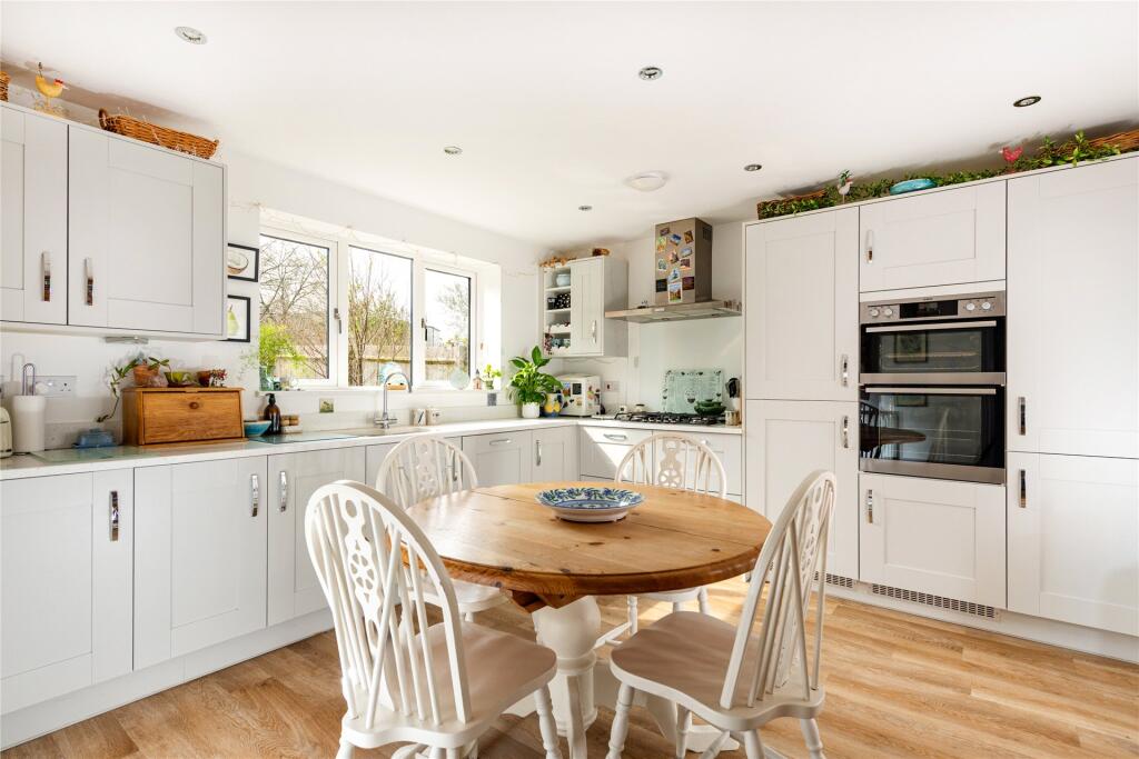 Newcombe Crescent, Buckingham, Buckinghamshire, MK18 photo 2