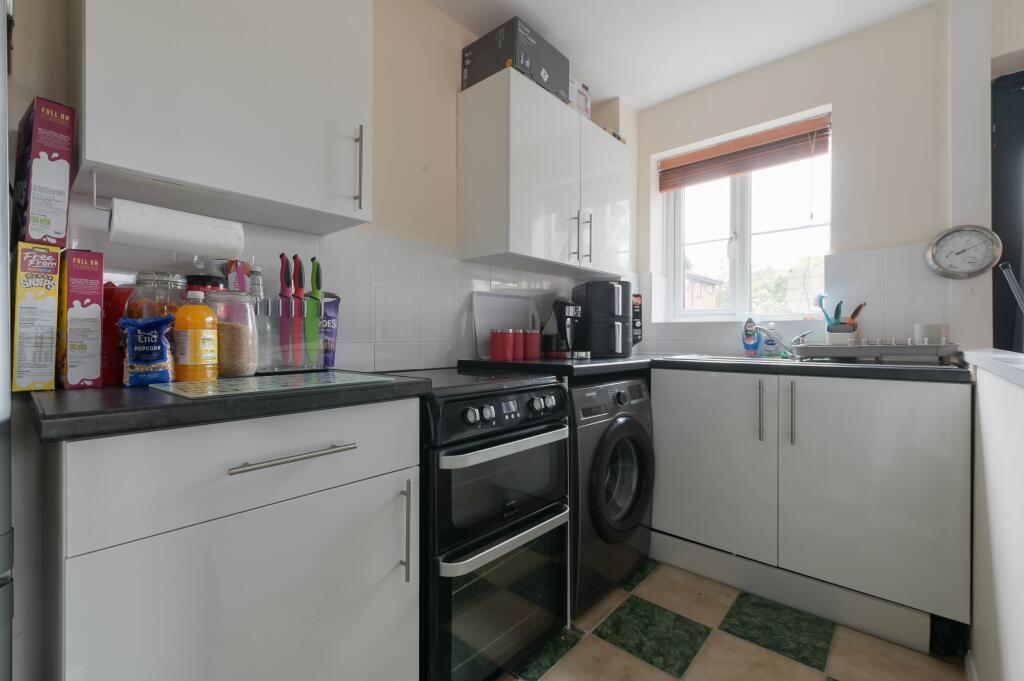 Danetree Close, West Ewell, Epsom, KT19 photo 4