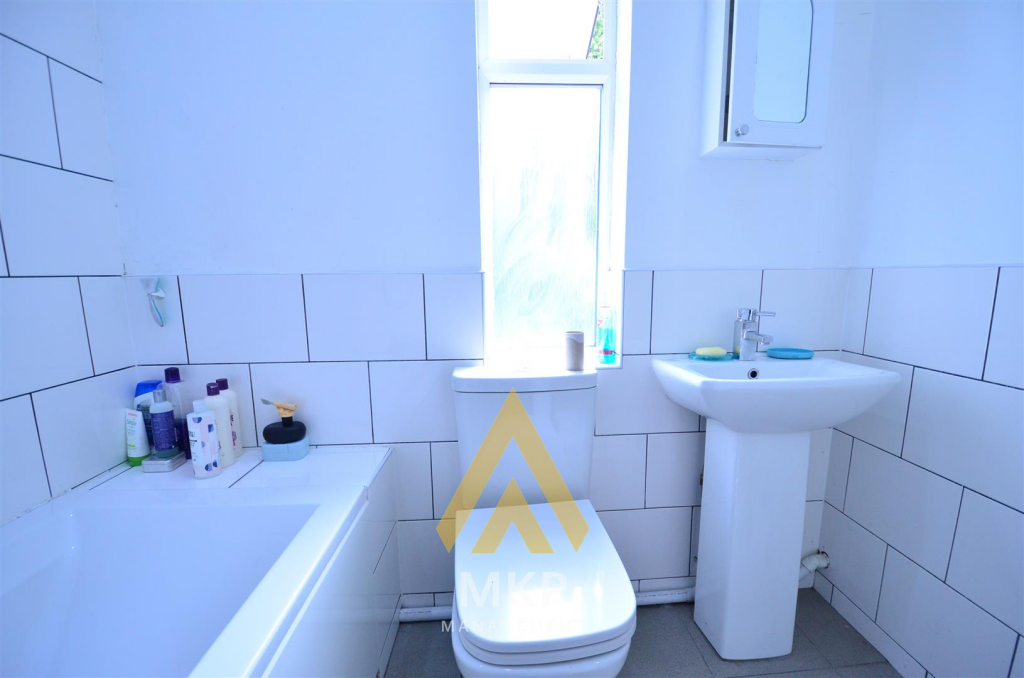 5 bedroom semi-detached house for rent