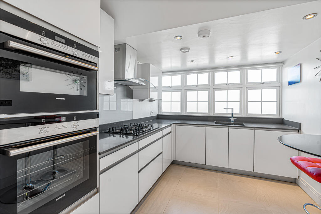 Apartment in Hertsmere, Hertfordshire - View 5