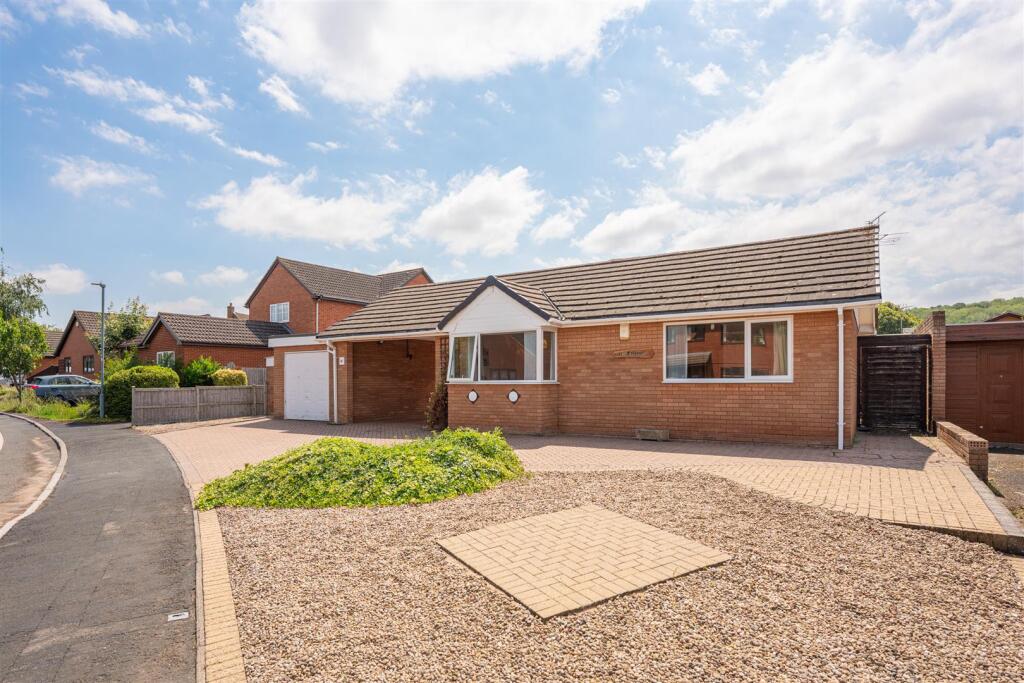Main image of property: Gloster Gardens, Wellesbourne, Warwick