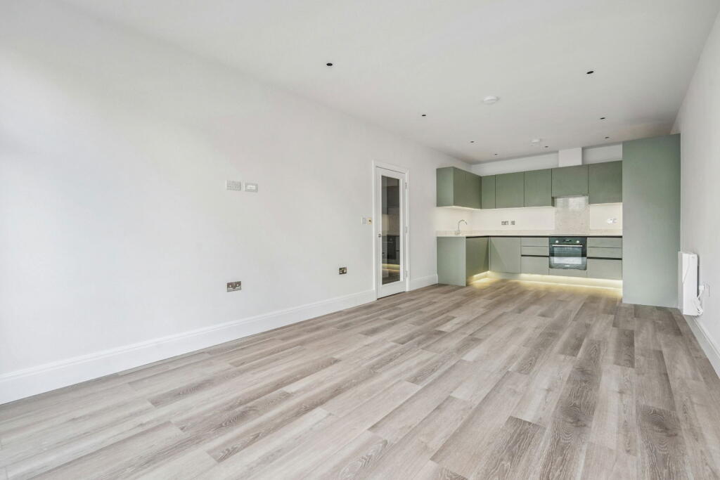 13 Green Lane, Northwood photo 5