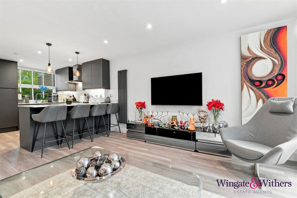 House in Woking, Byfleet - More