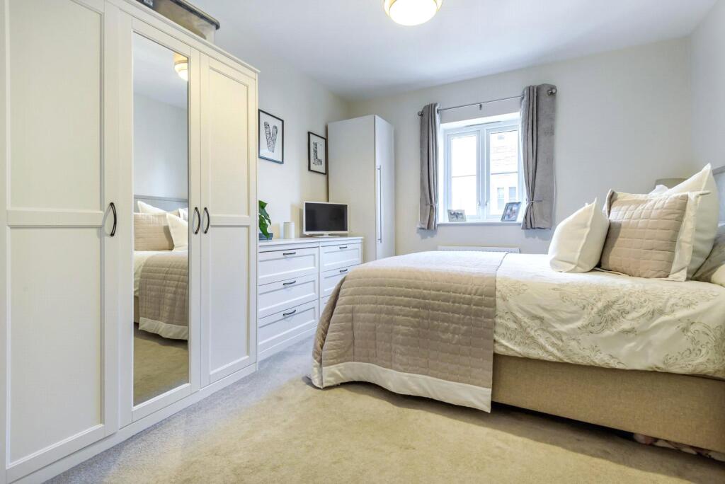 Bell Farm Way, Hersham, KT12 photo 3