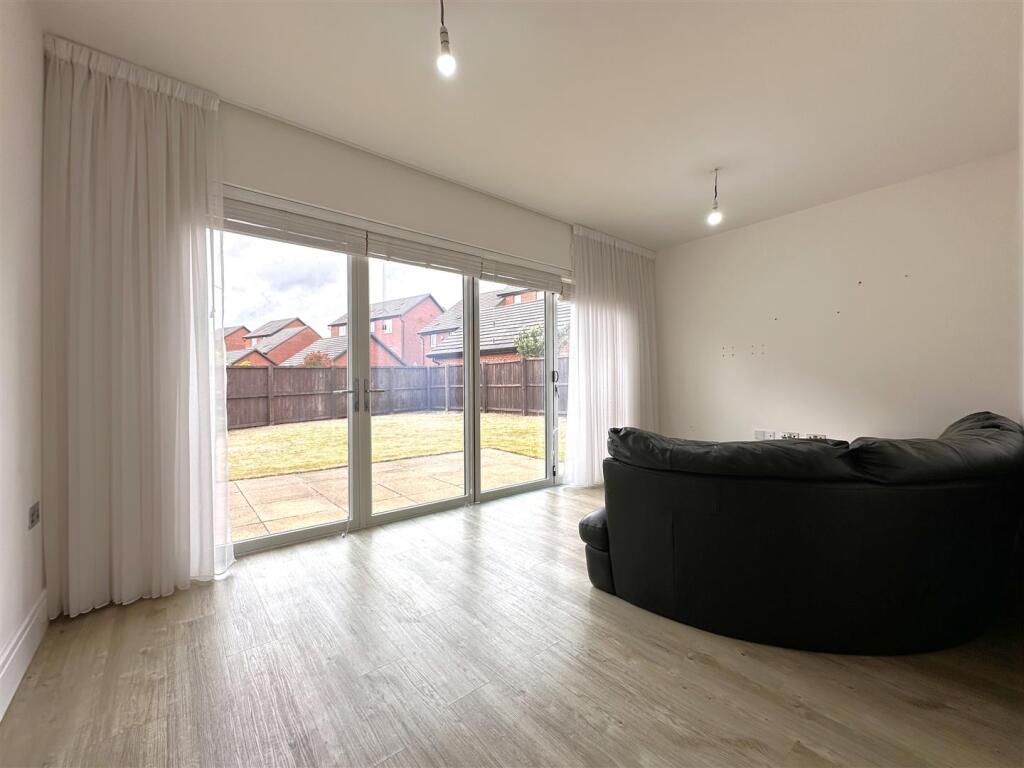 House in Newark, Middlebeck - More