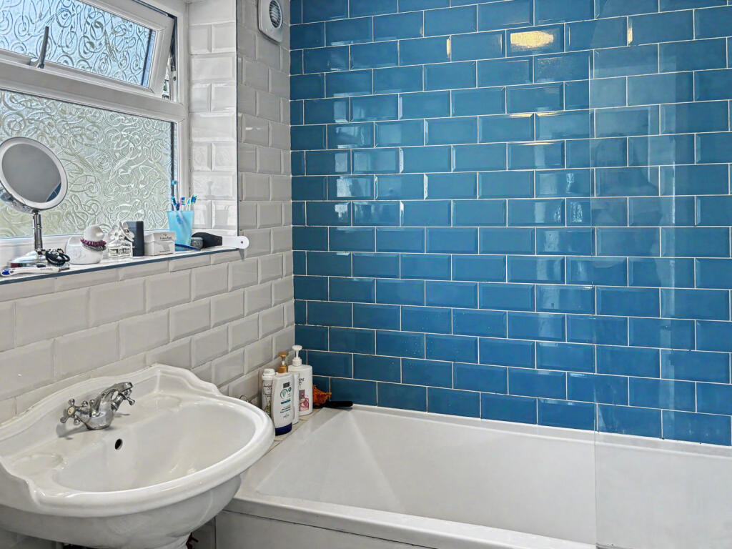 House in Sandwell, Black Lake - More