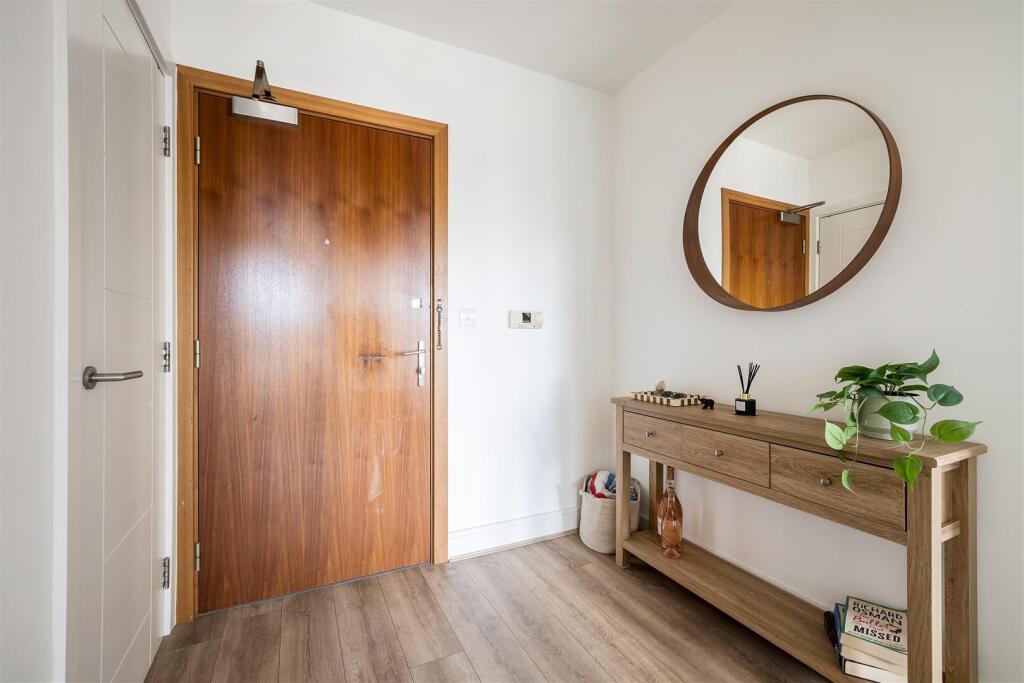 Apartment in London, Highams Park - More