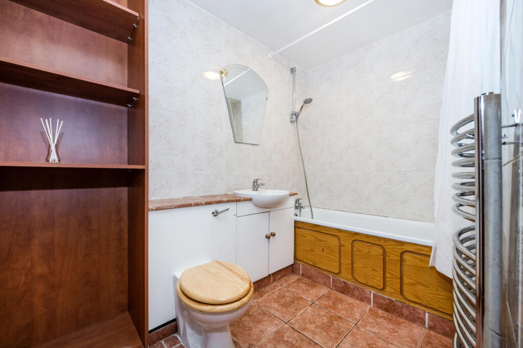 Apartment in London, Wellington Court, Shepherd's Bush - More