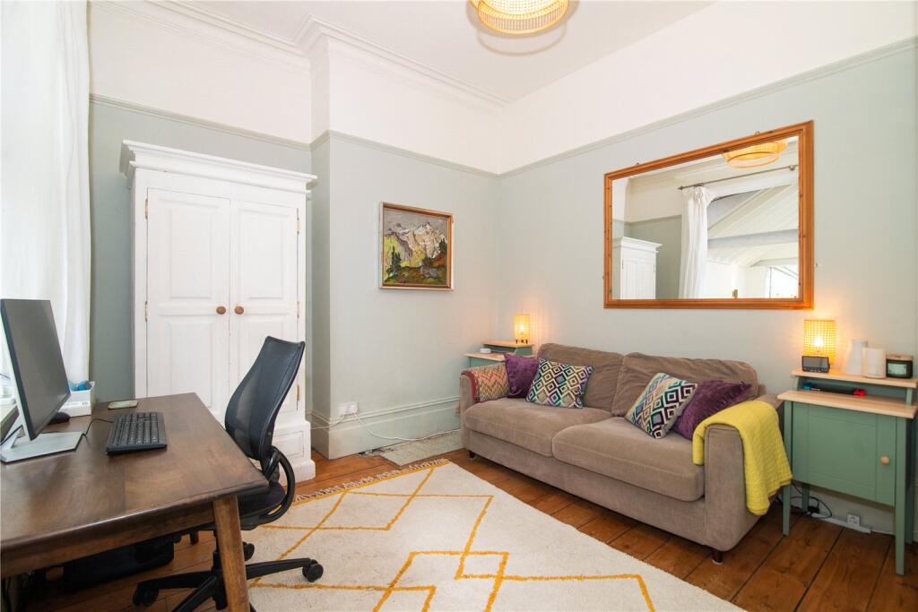 Apartment in London, Royal Borough of Kingston upon Thames - More