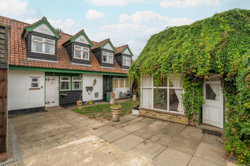 2-bed house on Whiffins Orchard, Coopersale Common, CM16, £400,000
