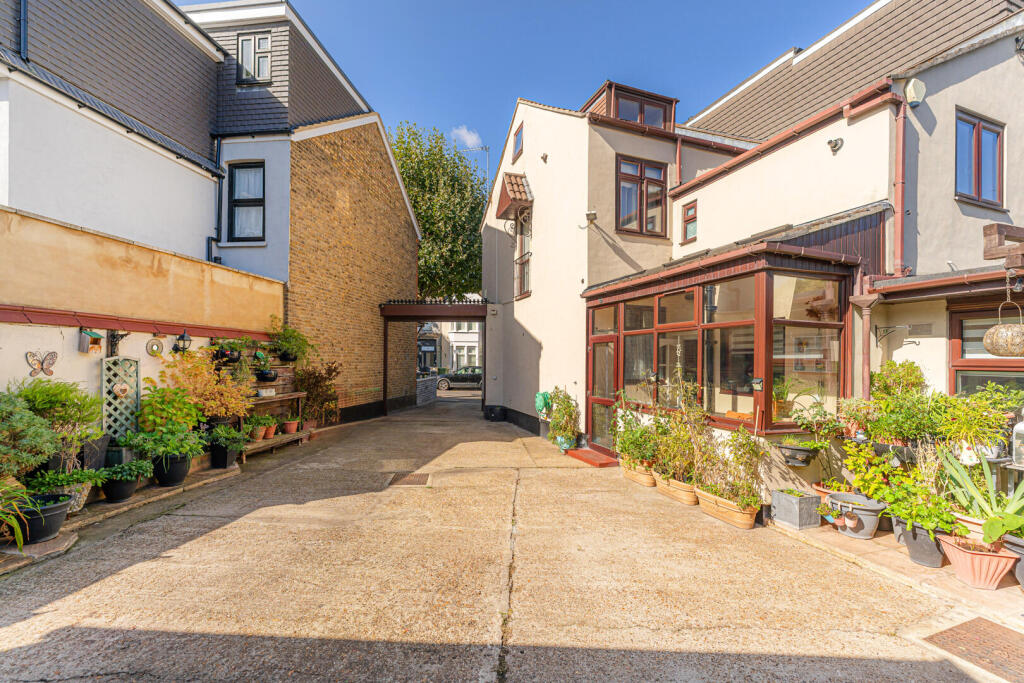 Blenheim Road, London, Greater London, E6 photo 4