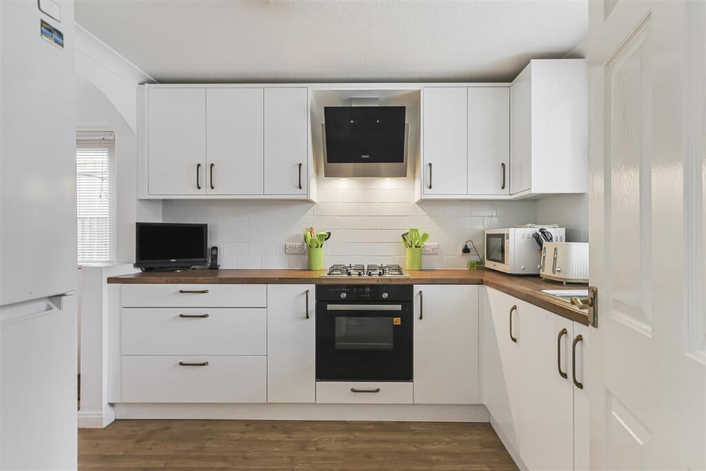 Henbest Close, Wimborne - View 2